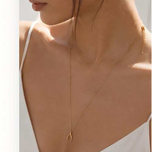 Good Luck Necklace like new, gold color