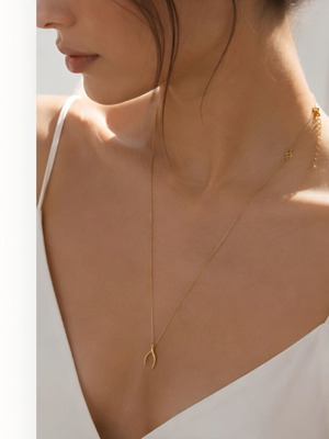 Good Luck Necklace like new, gold color