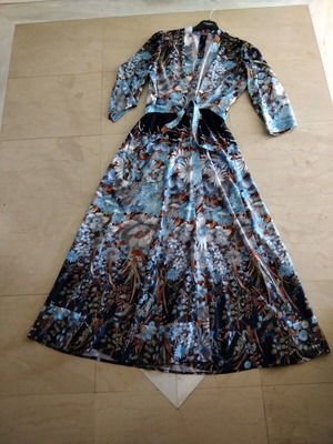 Robe used in sizes S and M with blue and red colors