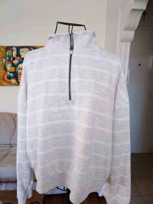 Danskin women's athletic sweatshirt like new, white gray XL