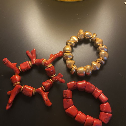 Set of 3 elastic bracelets with carved stones, red and gold