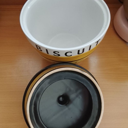 Ceramic biscuit jar used, dimensions 16x18