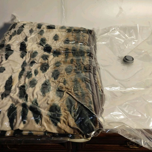 Blanket with leopard motif Dolan like new