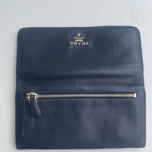 Prada wallet used, authentic, very good condition
