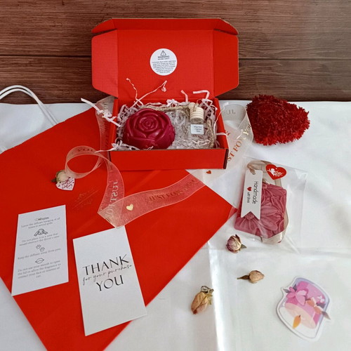 Gift Box Pink Rose Candle, Wardrobe Tablet & Car Diffuser