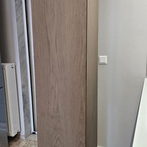 Wooden storage column with 8 shelves like new
