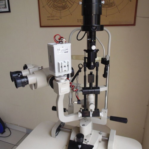Inami L-0219 Japanese slit lamp like new with 5 magnifications and accessories