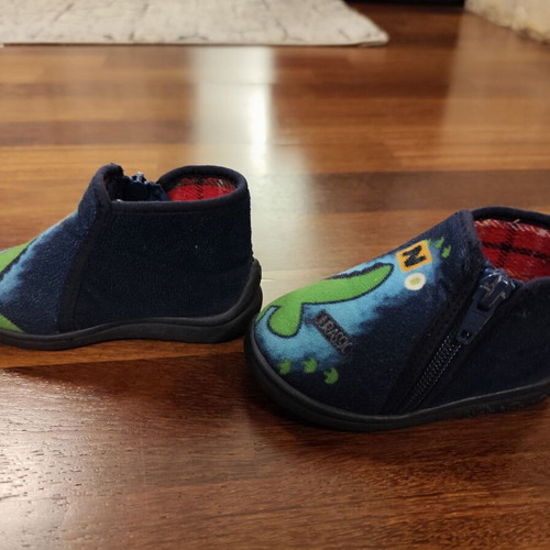 Mini Max slippers size 23 like new, blue and green
