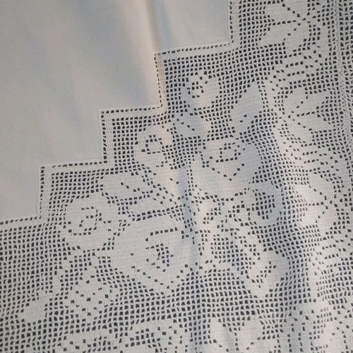 Knitted tablecloth like new 90x90