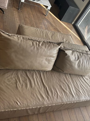 Leather sofa like new with 2 removable parts, versatile shape