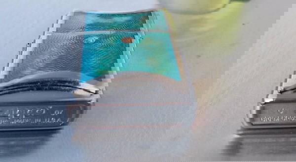 zippo 2007τυρκουαζ περλα σχεδιο με ενα ζιργκον στη μέση ασπρη πετρα.