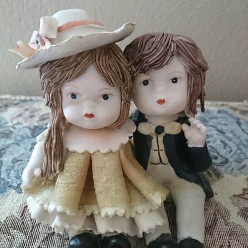 Collectible porcelain figurine like new, dolls 10×10