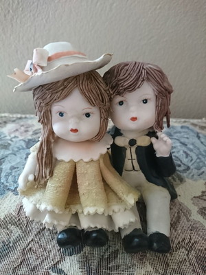 Collectible porcelain figurine like new, dolls 10×10