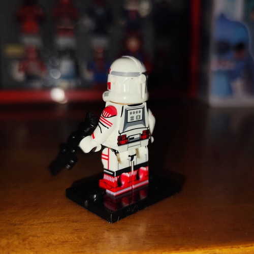 Coruscant Assault Trooper Lego minifigure with base and two blasters