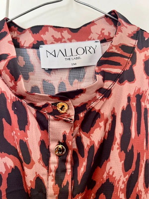 Λεοπάρ φόρεμα Mallory The Label σατέν με χρυσά κουμπιά, σαν καινούργιο