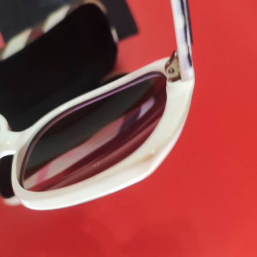 Burberry sunglasses B 4067 white like new with case