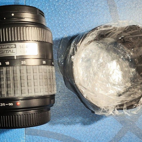 Olympus E-500 SLR Digital Camera 8.0 MPixel with Zuiko 14-45 Lens Like New