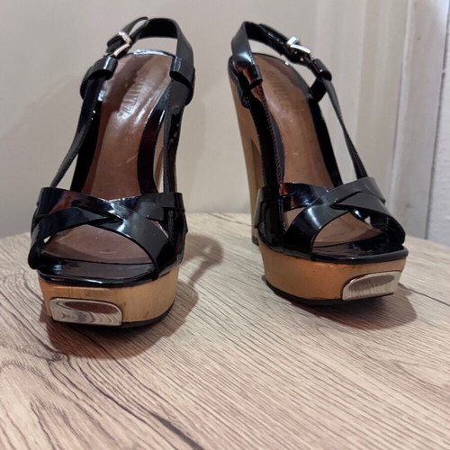 Schutz patent leather sandals with wooden heel like new