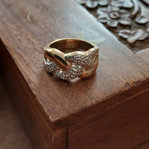 Ring with stones like new, gold color