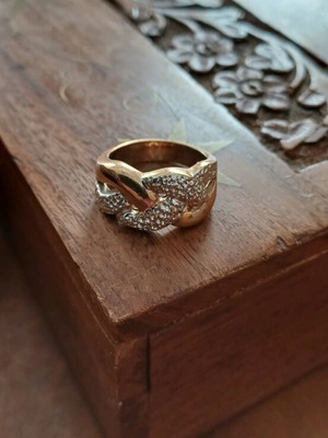 Ring with stones like new, gold color