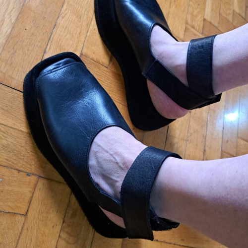 1725.a leather platform sandals like new, black, size 38