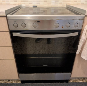 Πωλείται Ηλεκτρική Κουζίνα Zanussi με Κεραμικές Εστίες