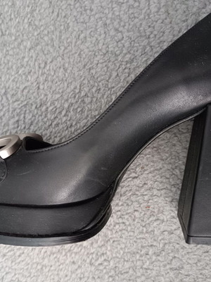 Black modern pumps size 39 like new