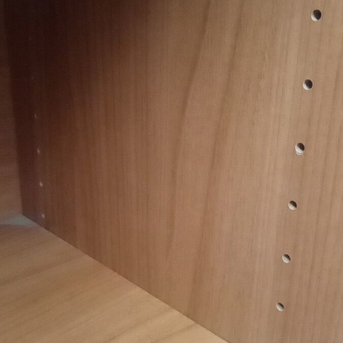 Shelf unit with adjustable middle shelf