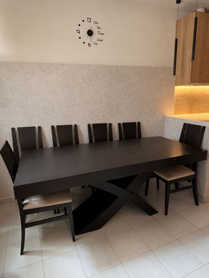 Extendable dining table with 6 chairs like new, wenge color