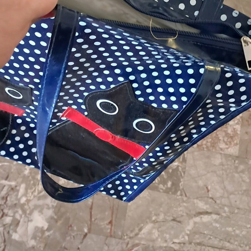 Large shoulder bag with zipper like new, white and blue