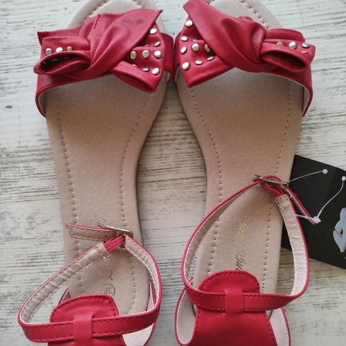 Red sandals new, lightweight and comfortable