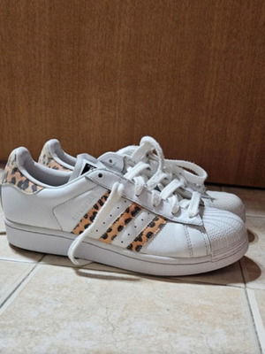 Superstar Adidas αθλητικά μεταχειρισμένα, μέγεθος 38, λευκά με καφέ λεοπάρ