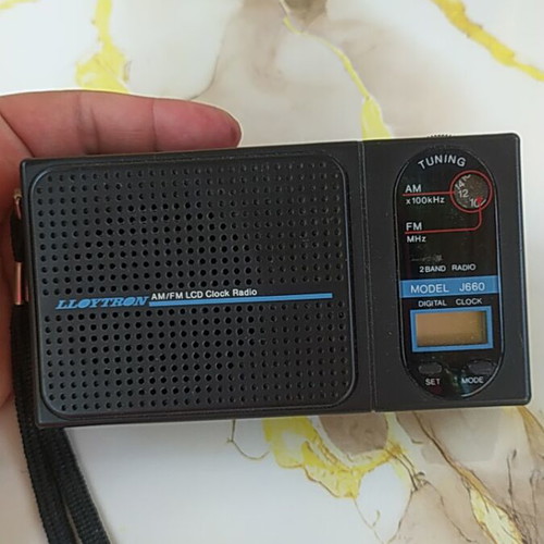 Lloytron J660 AM/FM LCD Clock Radio like new vintage
