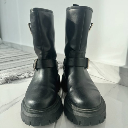 Stradivarius black boots size 36 used with gold details