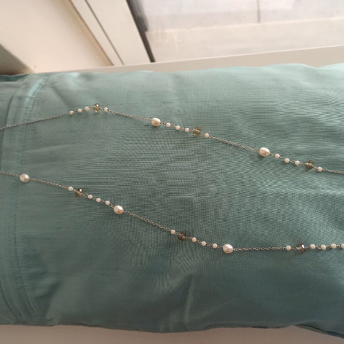 Necklace with pearls like new, white and silver
