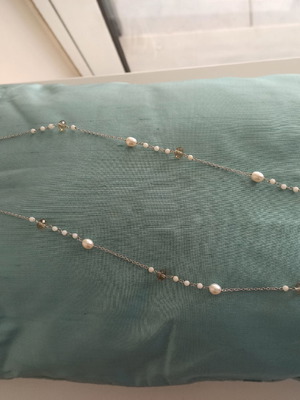 Necklace with pearls like new, white and silver