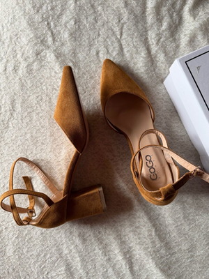 GoGo Shoes pointed suede brown pumps new with thick heel