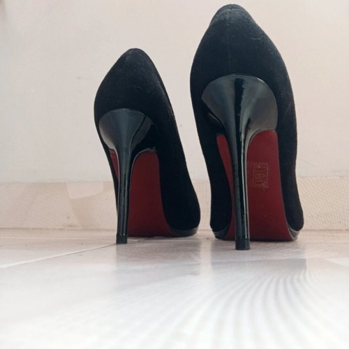 Verde suede heels size 38 like new, black and red sole