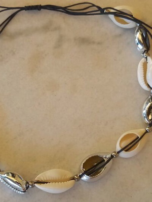 Shell necklace like new, adjustable, white and silver shells