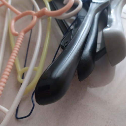 Clothes hangers set of 9, like new, plastic and metal