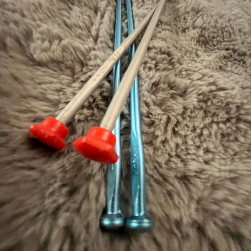 Knitting needles used, 2 pairs