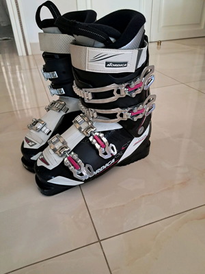 Nordica women's ski boots like new, size 24(38)