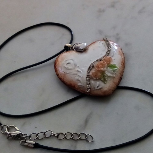 Handmade Valentine's necklace new, heart-shaped with rhinestones and roses