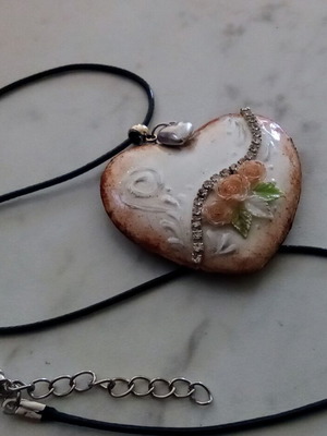 Handmade Valentine's necklace new, heart-shaped with rhinestones and roses