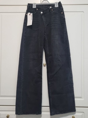 Jean with crooked button fastening black size small, new with tags