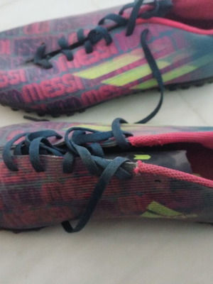 Ποδοσφαιρικά παπούτσια Adidas μεταχειρισμένα, νούμερο 41-42, μπλε και ροζ