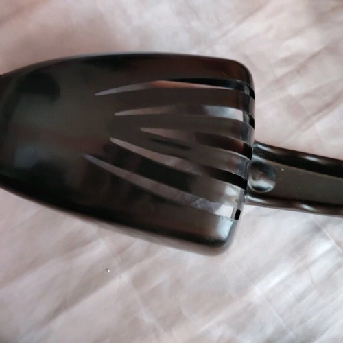 Ice scoop like new with water drainage slots
