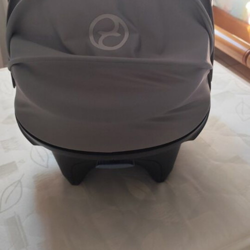 Cybex baby car seat (infant carrier)