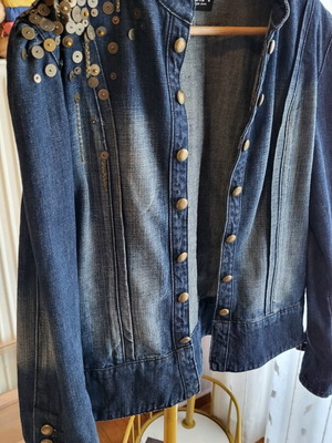 Denim jacket like new with pronounced shoulders and gold metal buttons