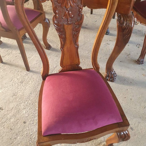 Carved dining set like new, solid walnut wood with lion feet